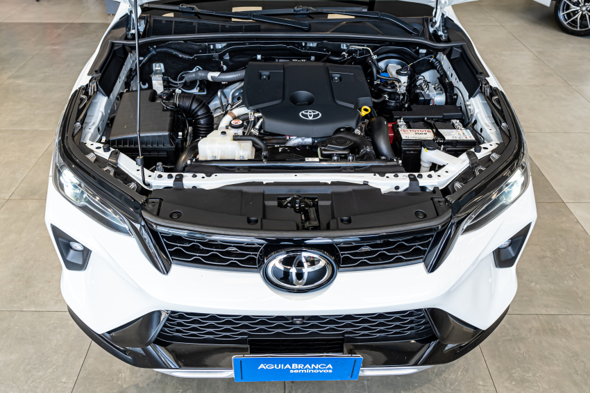 Toyota HILUX 2.8 D-4D TURBO DIESEL CD SRX 4X4 AUTOMÁTICO 6