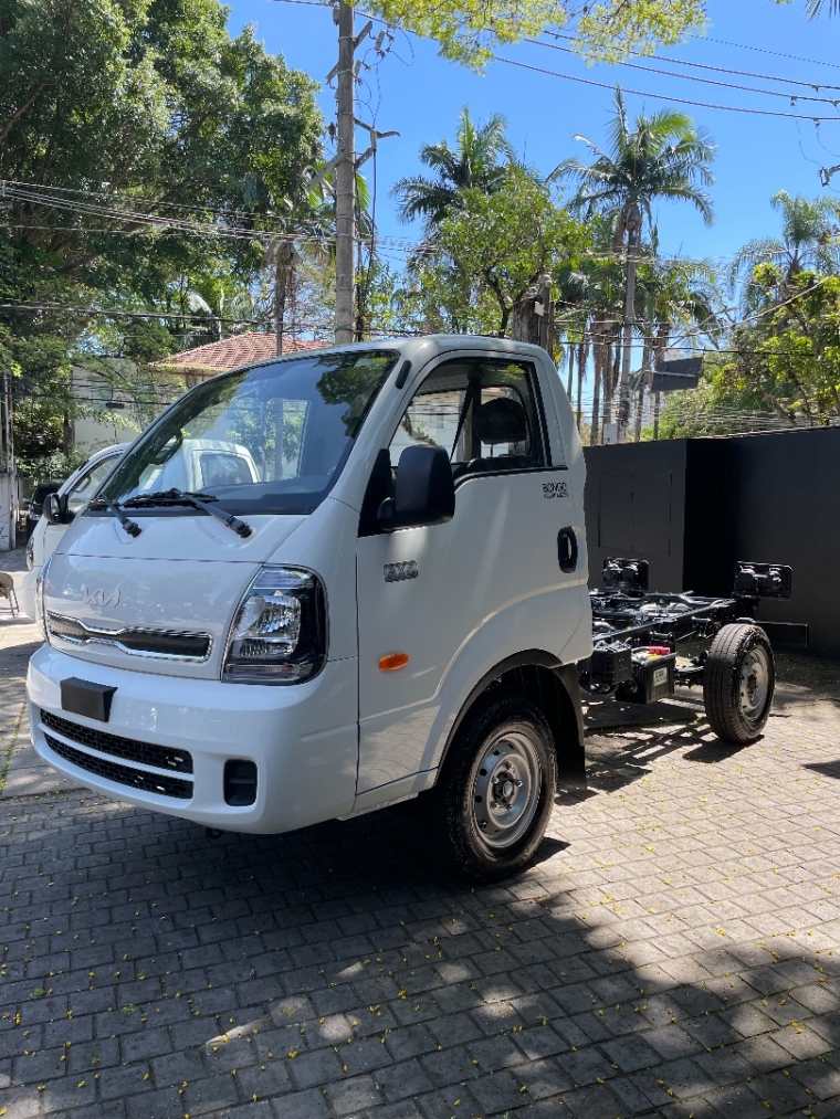 kia bongo 2.5 td diesel std cs 4x4 sem ar condic 3 lugares 2026