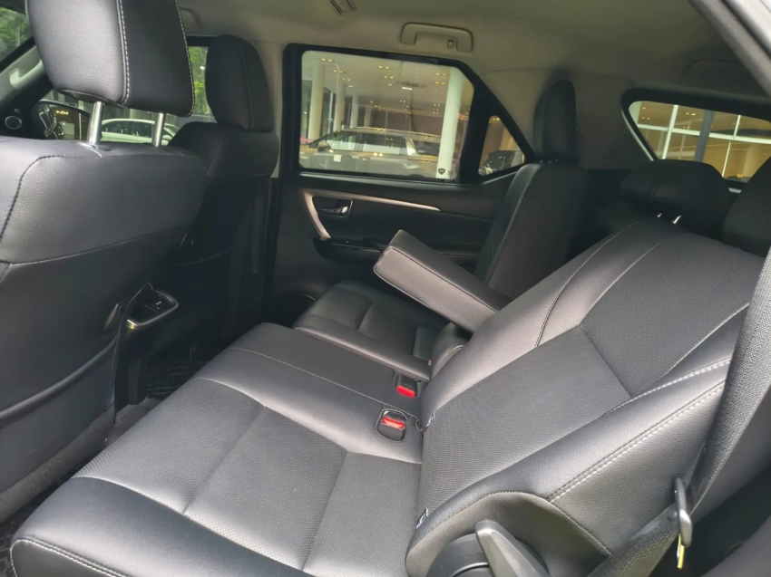 toyota hilux sw4 2.8 d-4d turbo diesel srx 7l 4x4 automatico blindado6