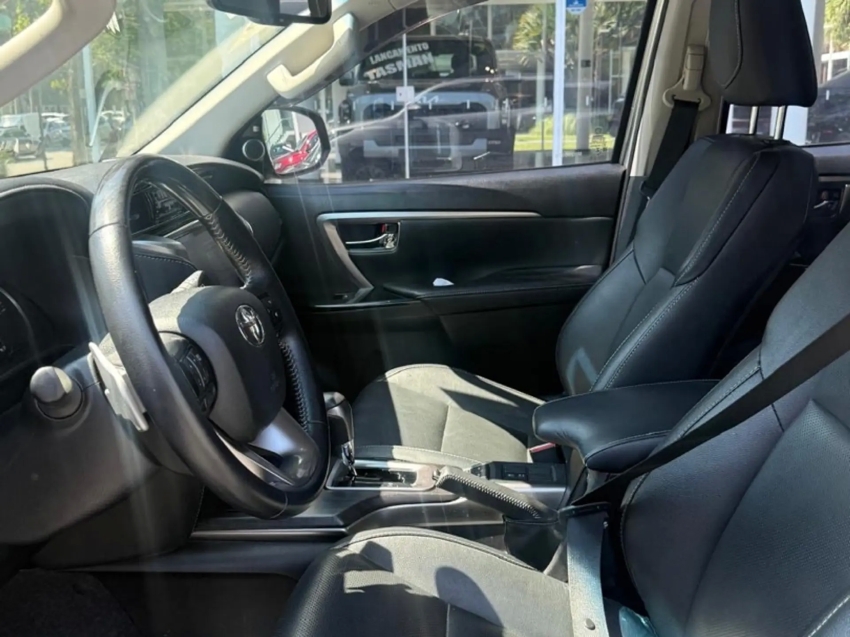 TOYOTA HILUX SW4 2.8 D-4D TURBO DIESEL SRX 7L 4X4 AUTOMÁTICO9