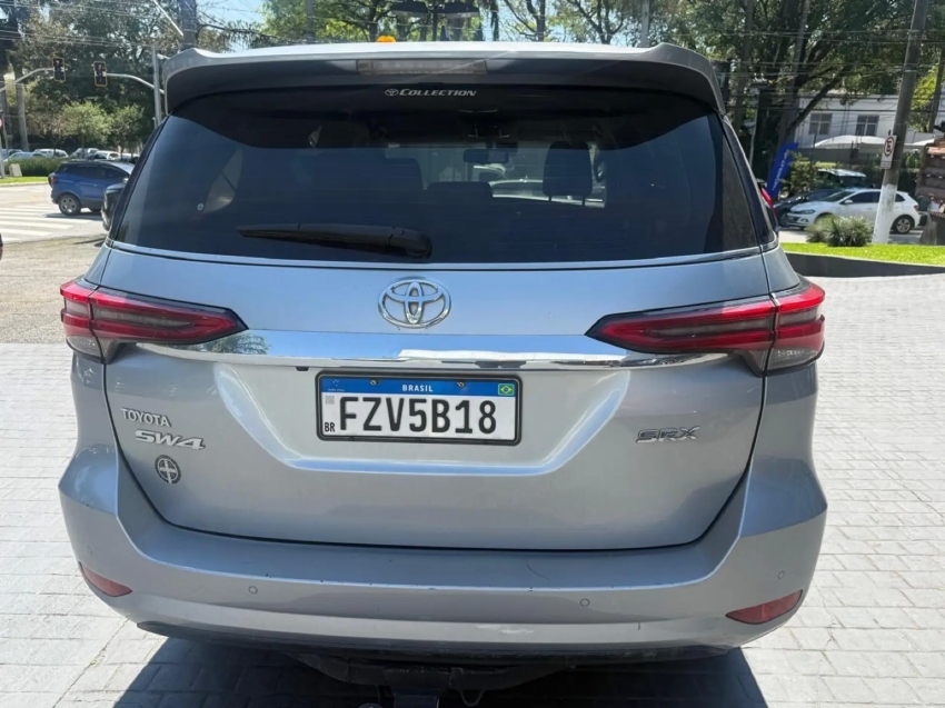TOYOTA HILUX SW4 2.8 D-4D TURBO DIESEL SRX 7L 4X4 AUTOMÁTICO6
