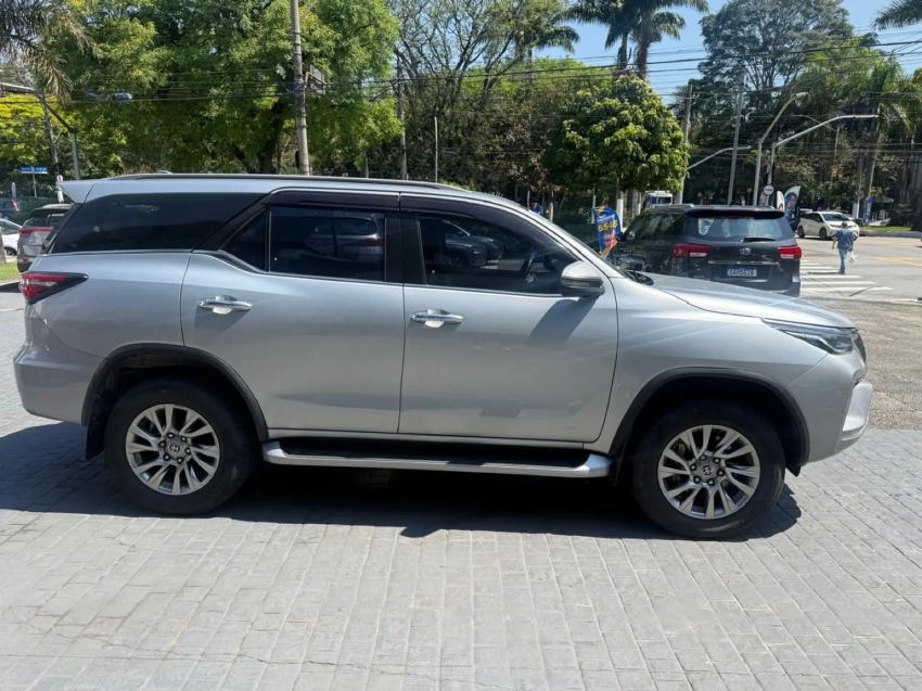TOYOTA HILUX SW4 2.8 D-4D TURBO DIESEL SRX 7L 4X4 AUTOMÁTICO3
