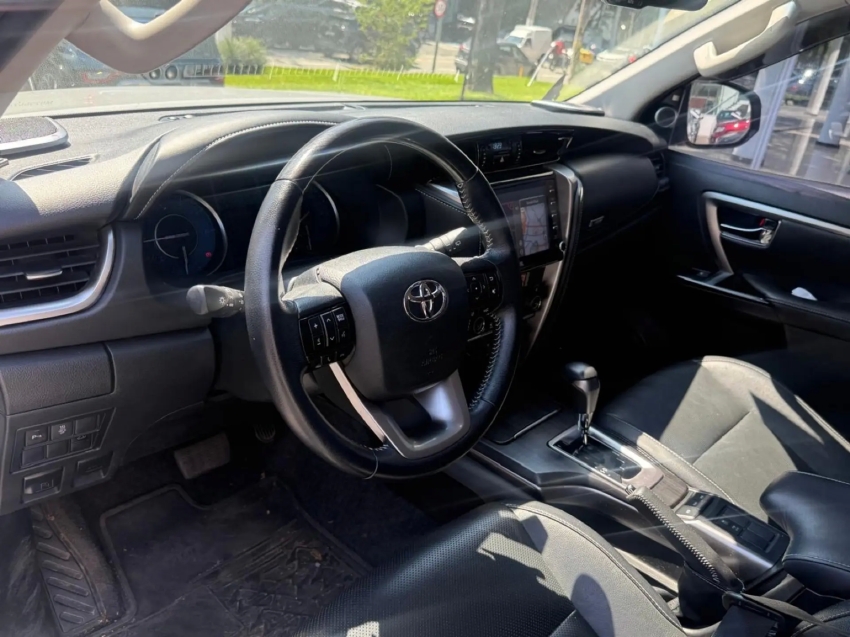TOYOTA HILUX SW4 2.8 D-4D TURBO DIESEL SRX 7L 4X4 AUTOMÁTICO7