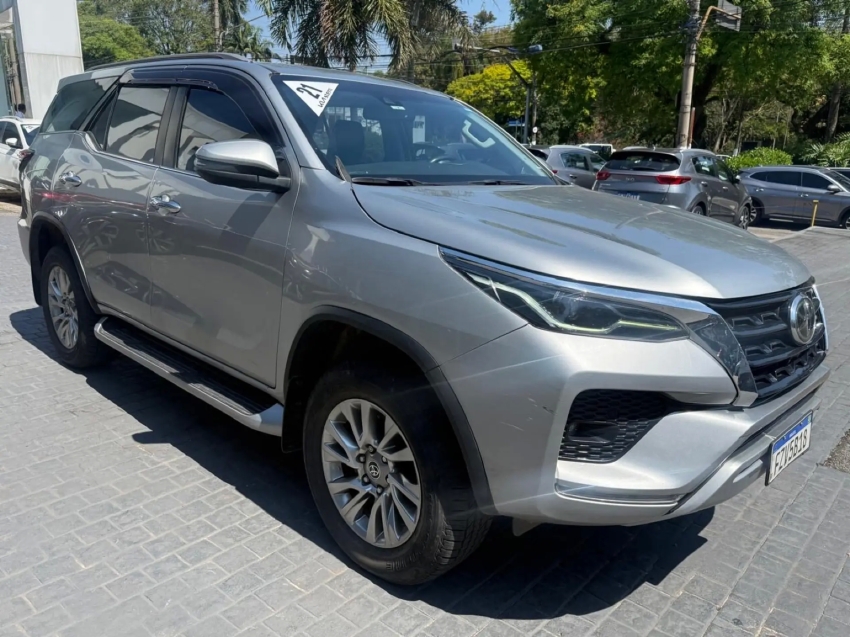 TOYOTA HILUX SW4 2.8 D-4D TURBO DIESEL SRX 7L 4X4 AUTOMÁTICO1