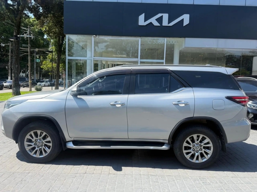 TOYOTA HILUX SW4 2.8 D-4D TURBO DIESEL SRX 7L 4X4 AUTOMÁTICO2