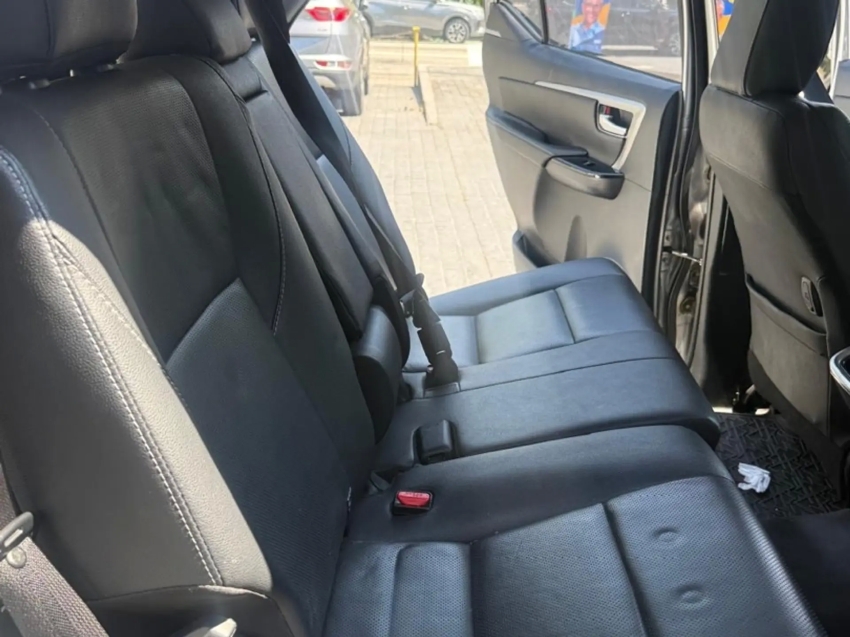 TOYOTA HILUX SW4 2.8 D-4D TURBO DIESEL SRX 7L 4X4 AUTOMÁTICO10