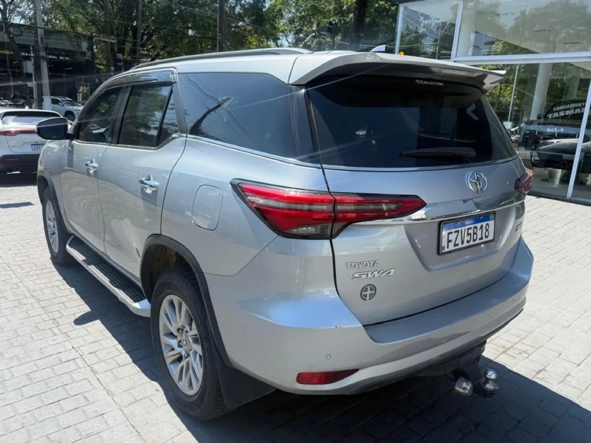 TOYOTA HILUX SW4 2.8 D-4D TURBO DIESEL SRX 7L 4X4 AUTOMÁTICO5