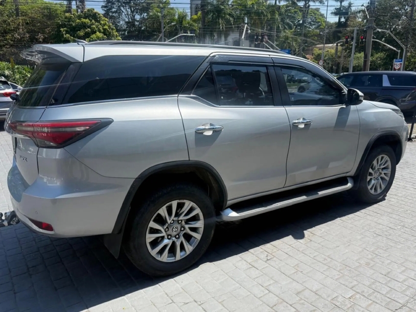 TOYOTA HILUX SW4 2.8 D-4D TURBO DIESEL SRX 7L 4X4 AUTOMÁTICO4