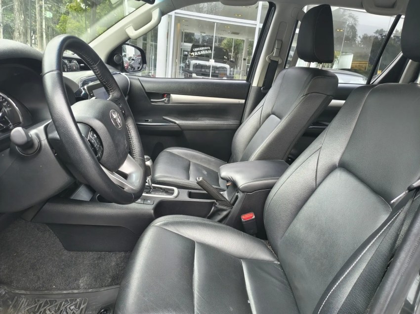 TOYOTA HILUX 2.8 D-4D TURBO DIESEL CD SRV 4X4 AUTOMÁTICO6