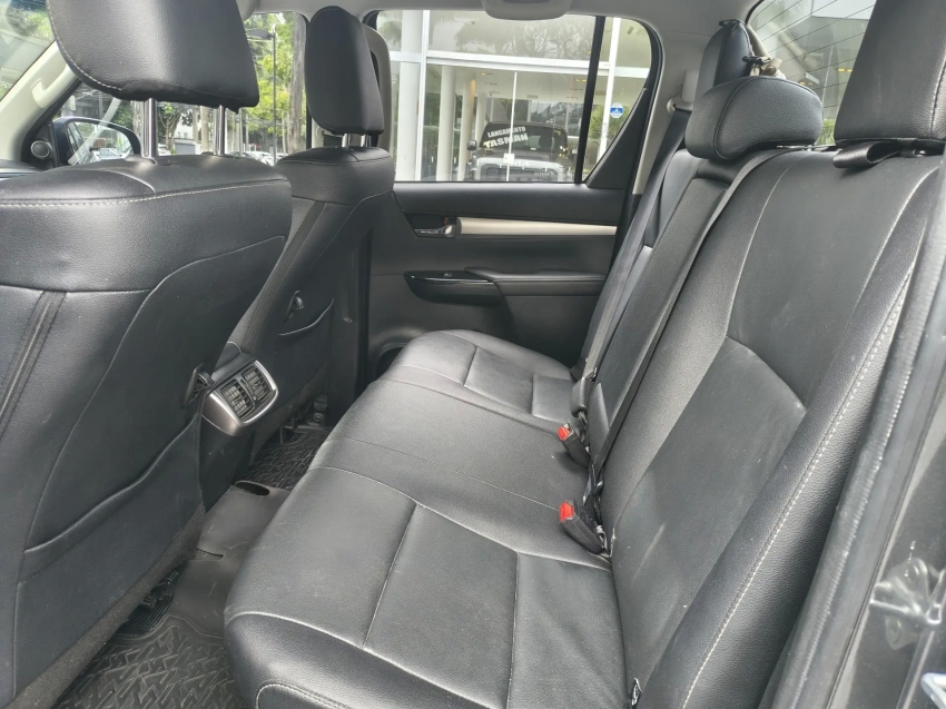 TOYOTA HILUX 2.8 D-4D TURBO DIESEL CD SRV 4X4 AUTOMÁTICO7