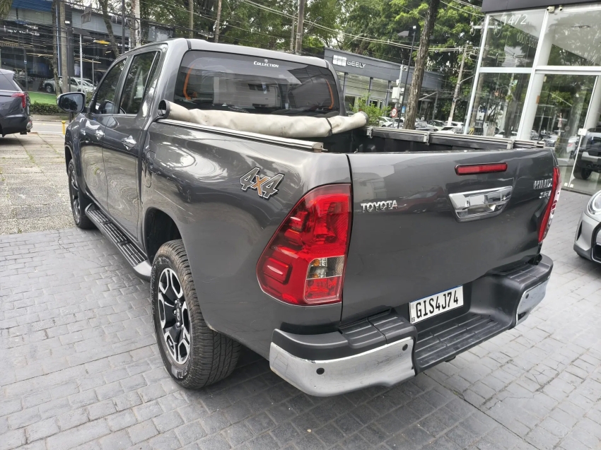 TOYOTA HILUX 2.8 D-4D TURBO DIESEL CD SRV 4X4 AUTOMÁTICO4