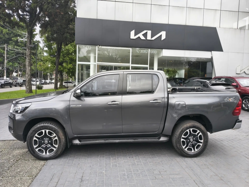 TOYOTA HILUX 2.8 D-4D TURBO DIESEL CD SRV 4X4 AUTOMÁTICO2
