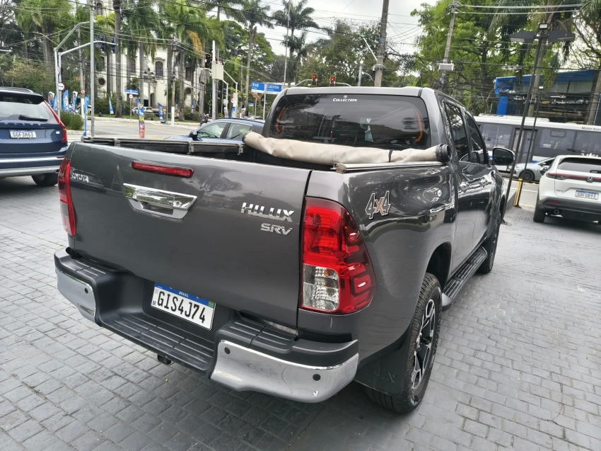 TOYOTA HILUX 2.8 D-4D TURBO DIESEL CD SRV 4X4 AUTOMÁTICO3