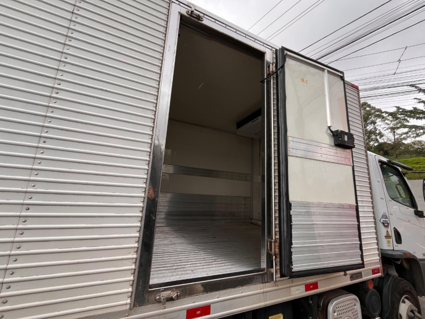 mercedes benz accelo 1016 4x2 22/22 bau refrigerado ibipora selectrucks