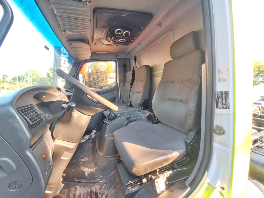 mercedes benz accelo 815 4x2 12/12 chassi selectrucks