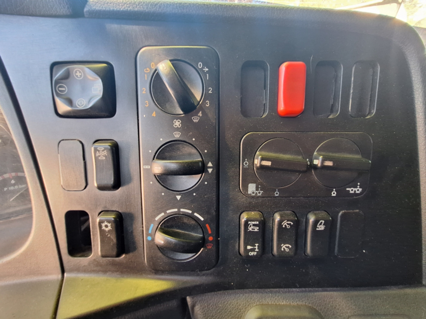 mercedes benz atego 3030 8x2 20/20 baixa km selectrucks