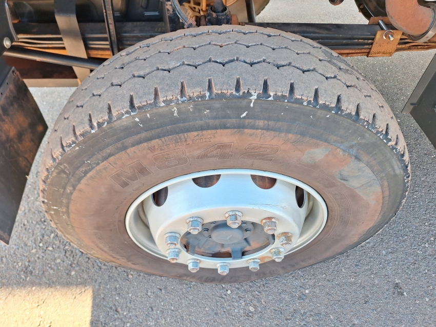 mercedes-benz axor 3131k com equipamento munck + carroceria