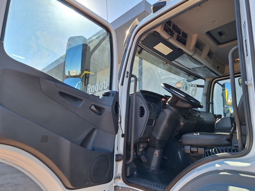 mercedes-benz axor 3131k com equipamento munck + carroceria