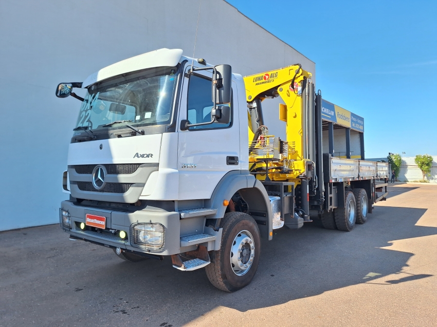 mercedes-benz axor 3131k com equipamento munck + carroceria