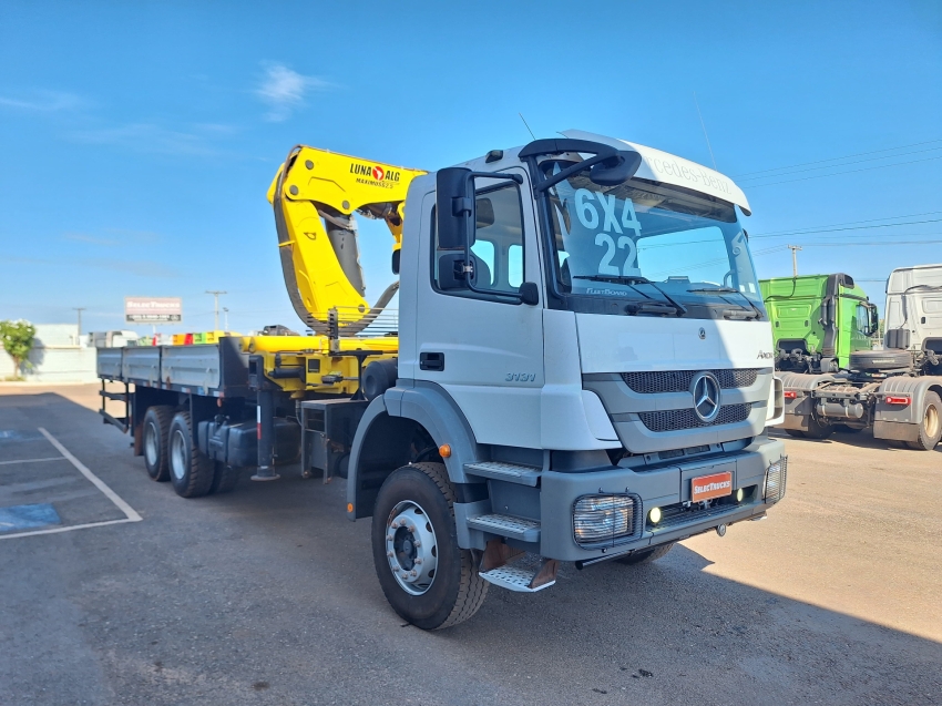 mercedes-benz axor 3131k com equipamento munck + carroceria