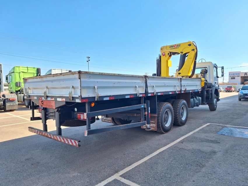 mercedes-benz axor 3131k com equipamento munck + carroceria