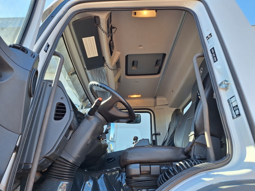 mercedes-benz axor 3131k com equipamento munck + carroceria