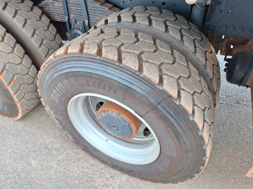 mercedes-benz axor 3131k com equipamento munck + carroceria