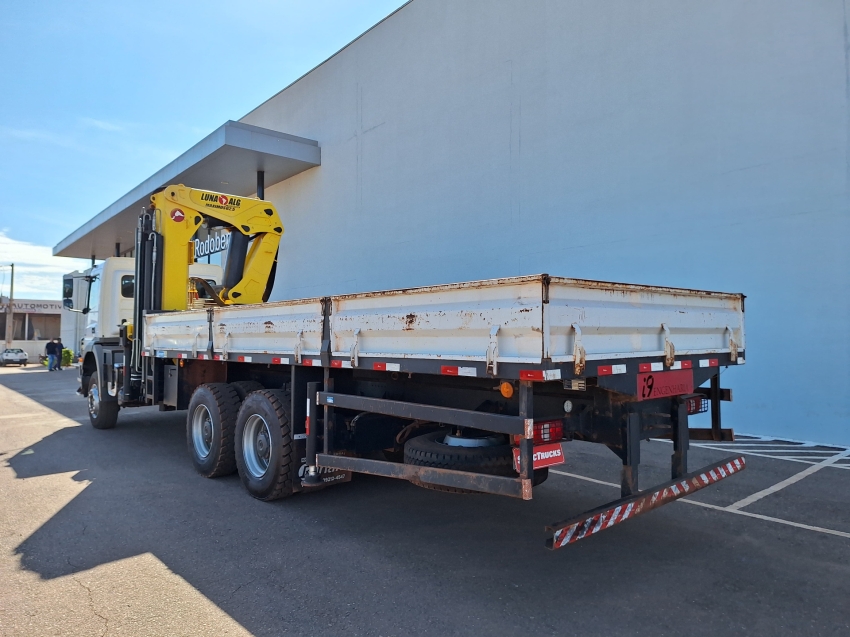 mercedes-benz axor 3131k com equipamento munck + carroceria