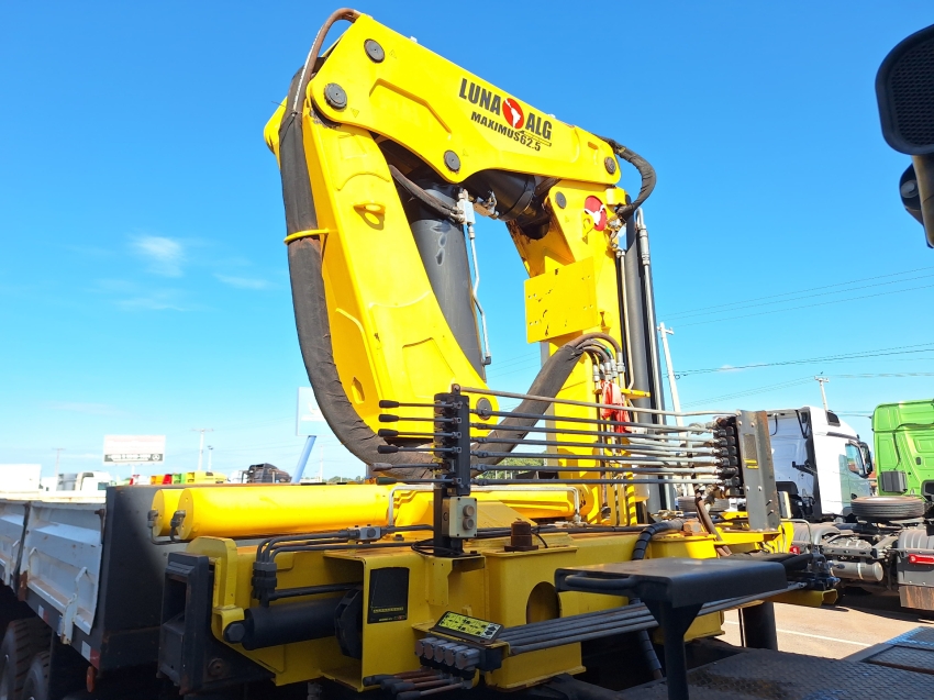 mercedes-benz axor 3131k com equipamento munck + carroceria