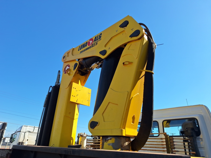 mercedes-benz axor 3131k com equipamento munck + carroceria
