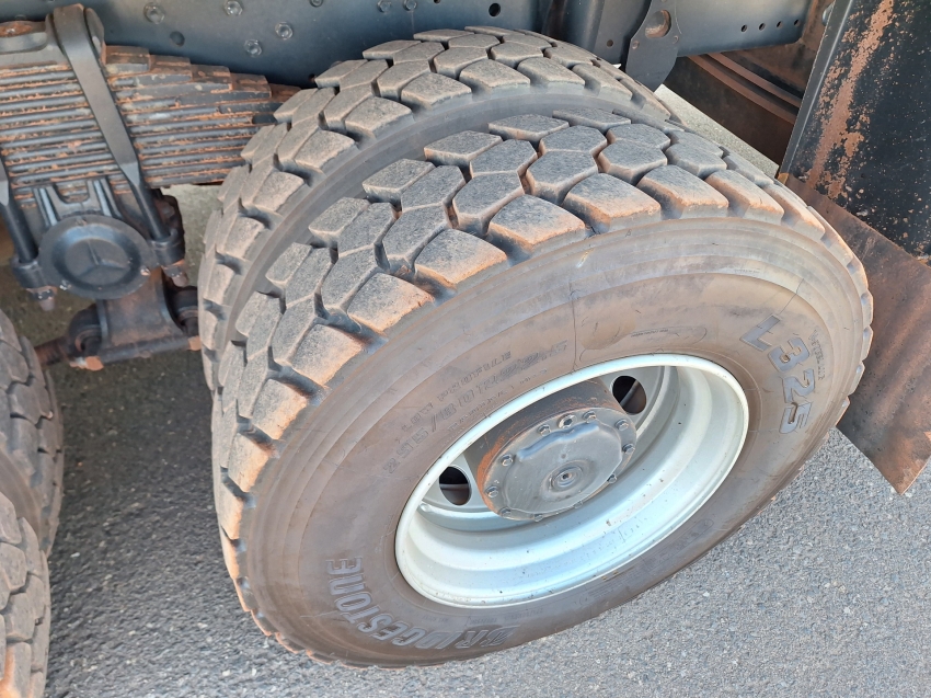 mercedes-benz axor 3131k com equipamento munck + carroceria