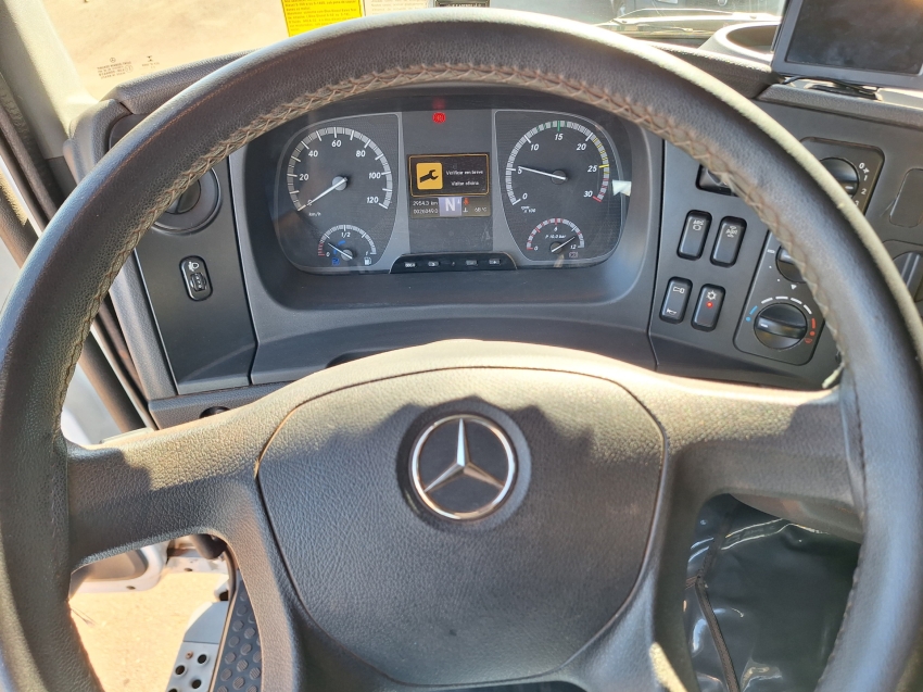 mercedes-benz axor 3131k com equipamento munck + carroceria