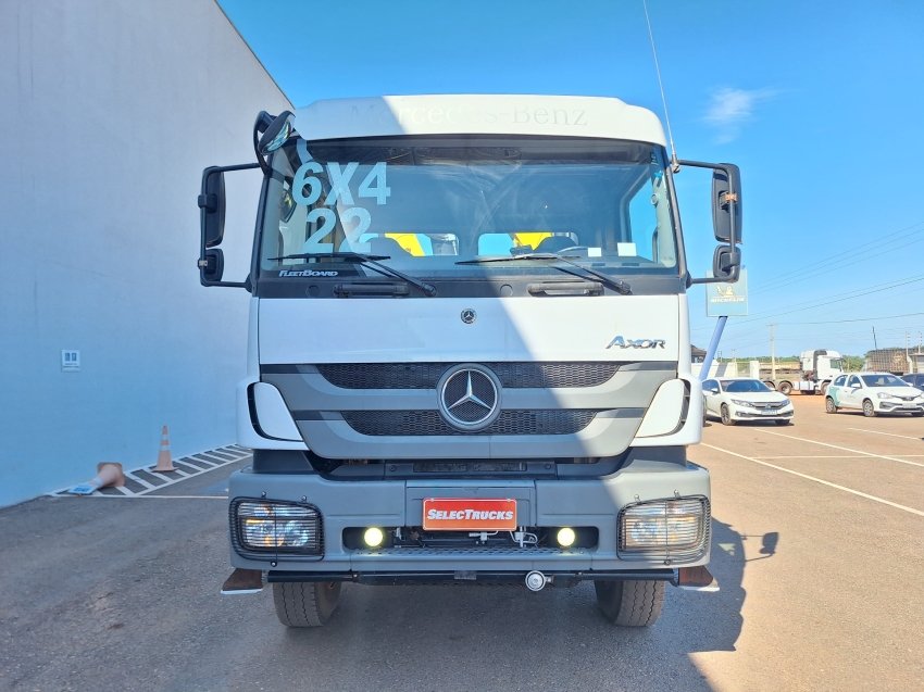 mercedes-benz axor 3131k com equipamento munck + carroceria