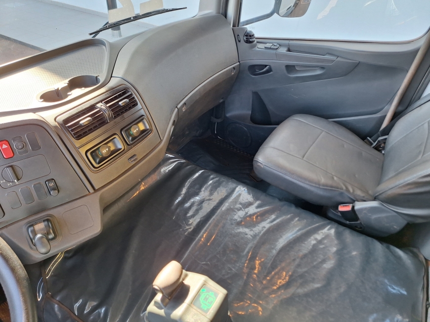 mercedes-benz axor 3131k com equipamento munck + carroceria