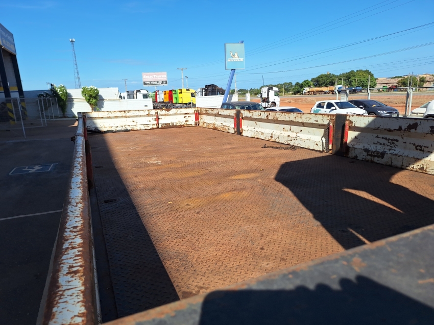mercedes-benz axor 3131k com equipamento munck + carroceria