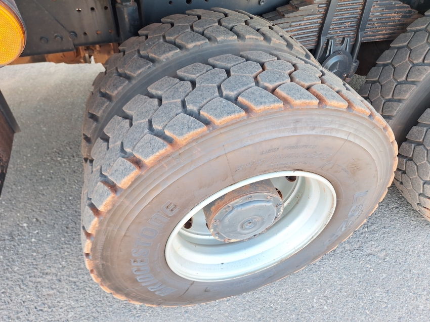 mercedes-benz axor 3131k com equipamento munck + carroceria