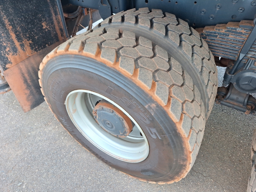 mercedes-benz axor 3131k com equipamento munck + carroceria