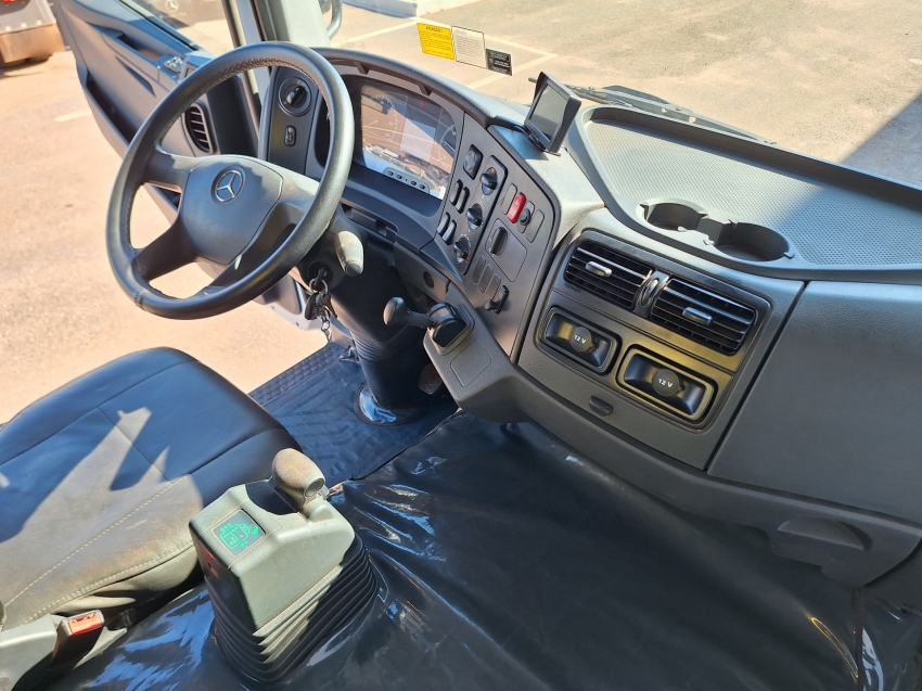 mercedes-benz axor 3131k com equipamento munck + carroceria