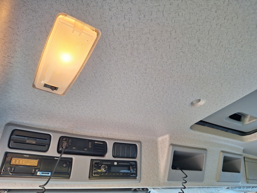 mercedes-benz axor 3131k com equipamento munck + carroceria