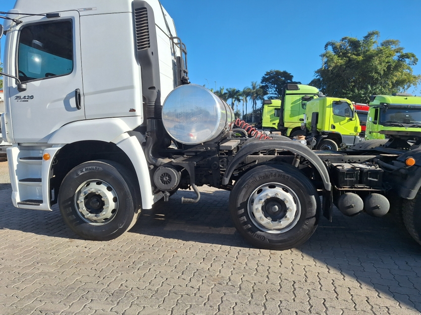 volkswagen constelation 25420 8x2 leito teto alto