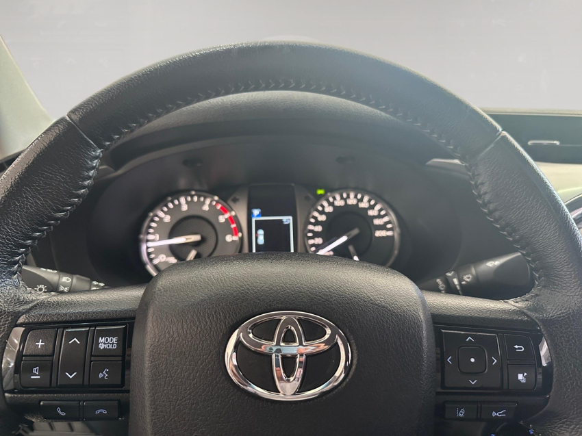 toyota hilux 2.8 d-4d turbo diesel cd srx 4x4 automatico 4p 202115