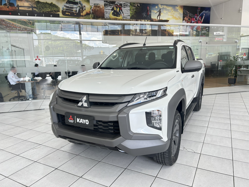mitsubishi l200 triton 2.4 16v turbo diesel outdoor gls cd 4x4 automatico 4p 2025