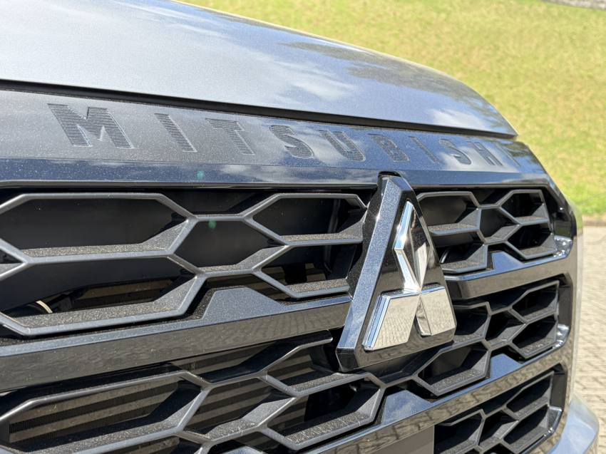 mitsubishi triton 2.4 biturbo diesel cd hpe-s 4x4 automatico 2.3 4p 20262