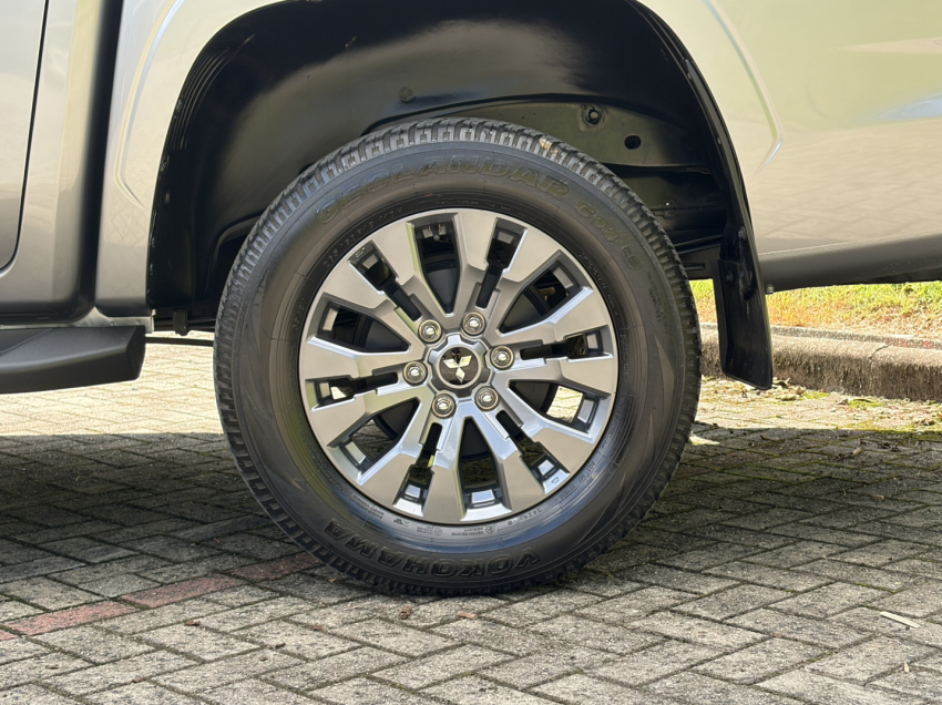 mitsubishi triton 2.4 biturbo diesel cd hpe-s 4x4 automatico 2.3 4p 202611