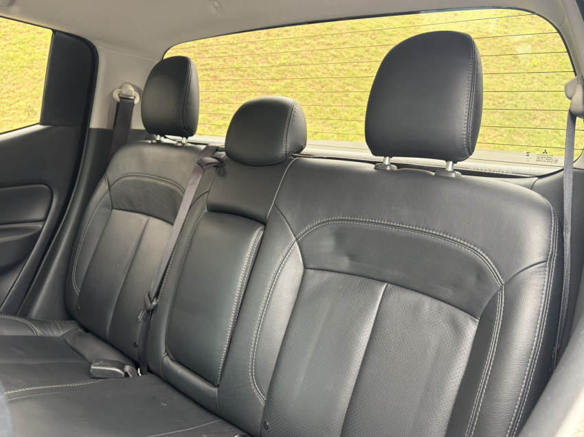 mitsubishi l200 triton 2.4 16v turbo diesel sport outdoor gls cd 4p 4x4 automatico 202513