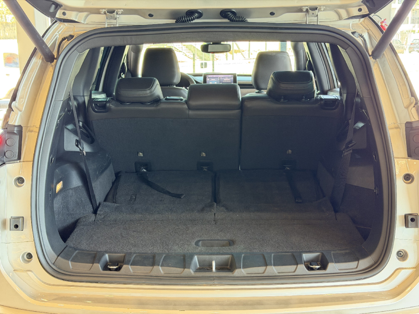 jeep commander overland - 202310