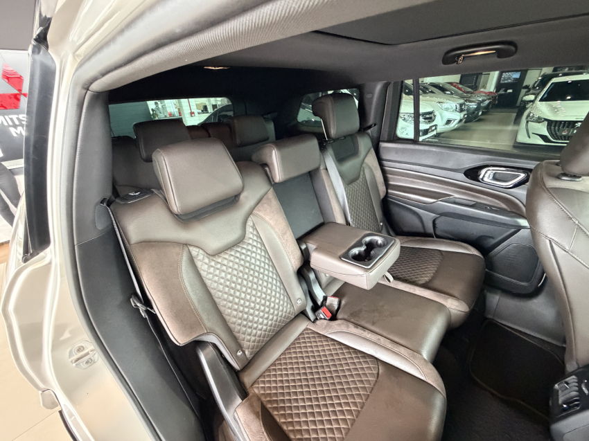 jeep commander overland - 20232