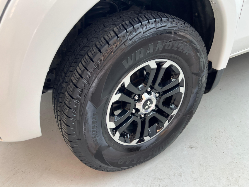 mitsubishi l200 triton 2.4 16v turbo diesel gls cd 4x4 automatico 4p 202314