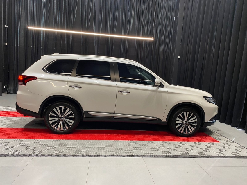 mitsubishi outlander 2.2 mivec di-d diesel hpe-s awd automatico 4p 202214