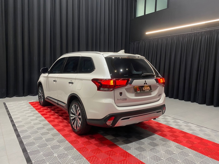 mitsubishi outlander 2.2 mivec di-d diesel hpe-s awd automatico 4p 202213